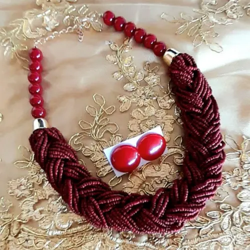 Colar de miçangas com brincos