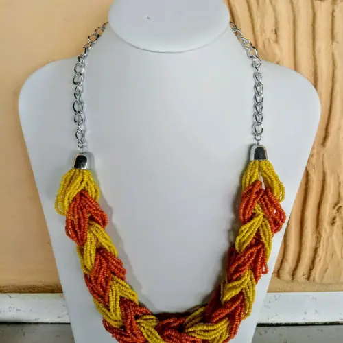 Colar de miçangas colorido com brincos