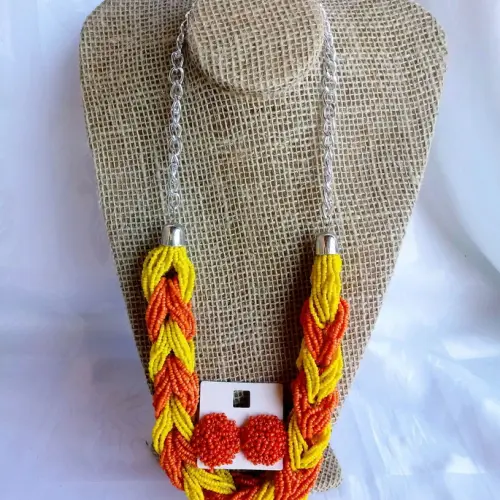 Colar de miçangas colorido com brincos