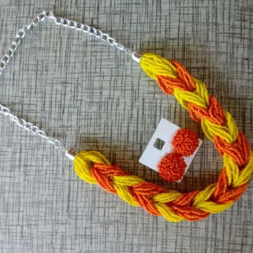 Colar de miçangas colorido com brincos