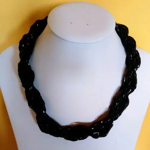 colar de canutilhos preto