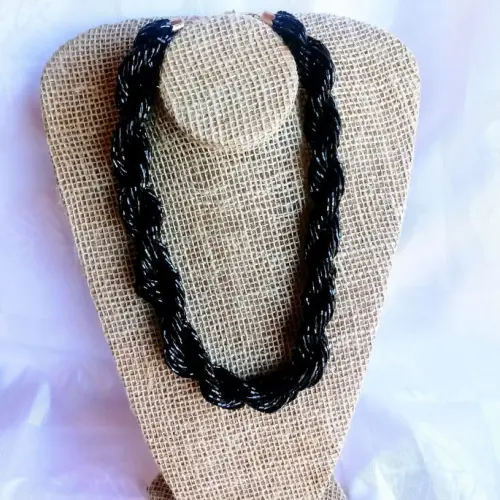 colar de canutilhos preto