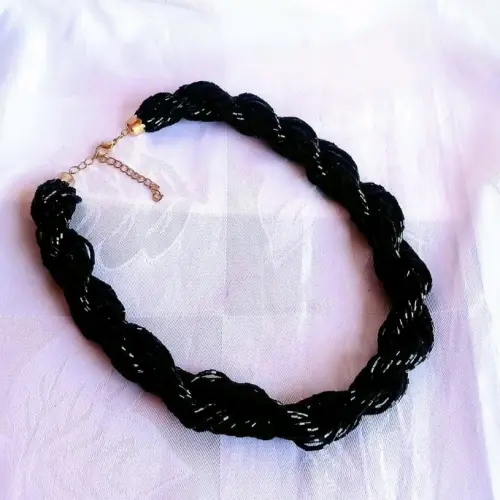 colar de canutilhos preto