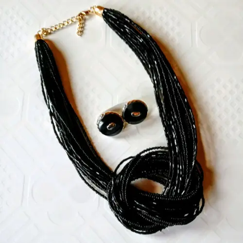 Colar de canutilhos e miçangas preto