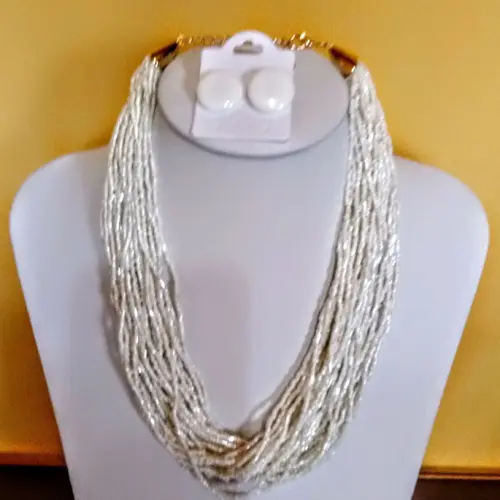 Colar de miçangas brancas/brincos