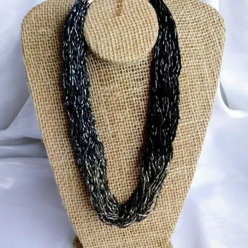 colar de miçangas e canutilhos preto,prata e grafite