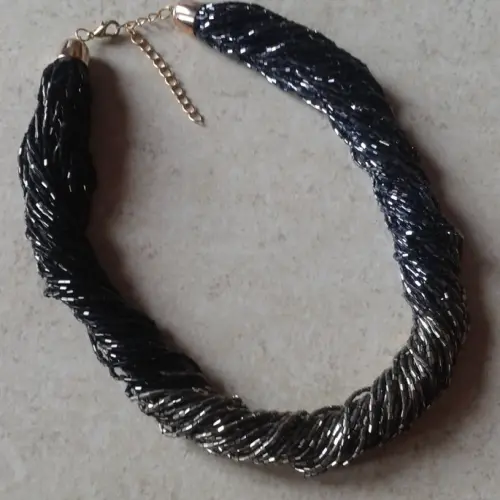 colar de miçangas e canutilhos preto,prata e grafite