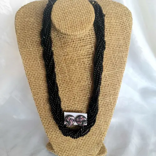 Colar de miçangas com brincos