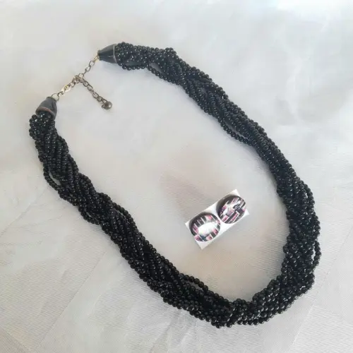 Colar de miçangas com brincos