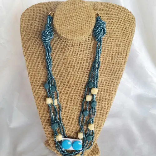 Colar de miçangas azul com brincos