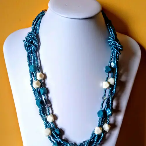 Colar de miçangas azul com brincos