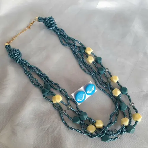 Colar de miçangas azul com brincos