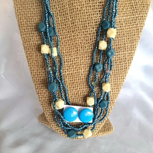 Colar de miçangas azul com brincos