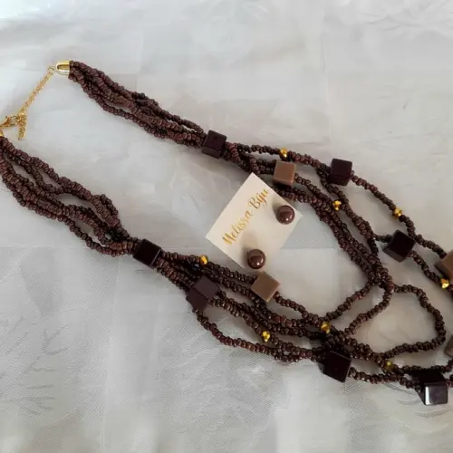 Colar de miçangas marrom com brincos