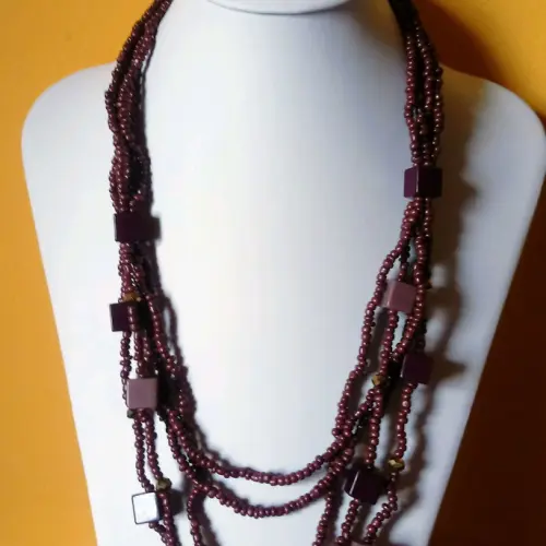 Colar de miçangas marrom com brincos