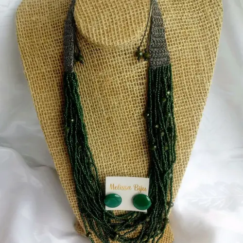colar de miçangas verde , brincos