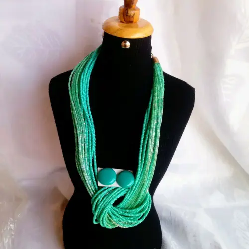 Colar de miçangas,canutilhos com brincos