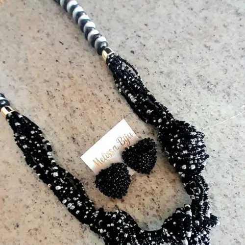 Colar de miçangas com brincos