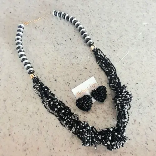 Colar de miçangas com brincos