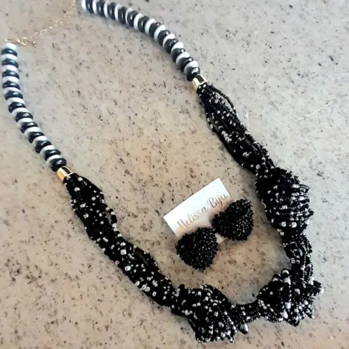 Colar de miçangas com brincos