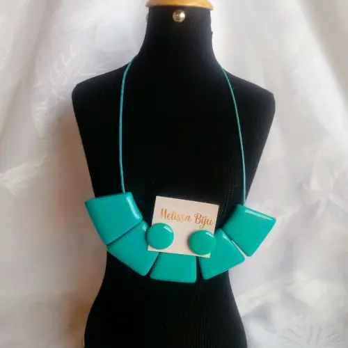 Colar de resina azul turqueza