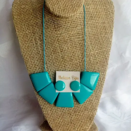 Colar de resina azul turqueza