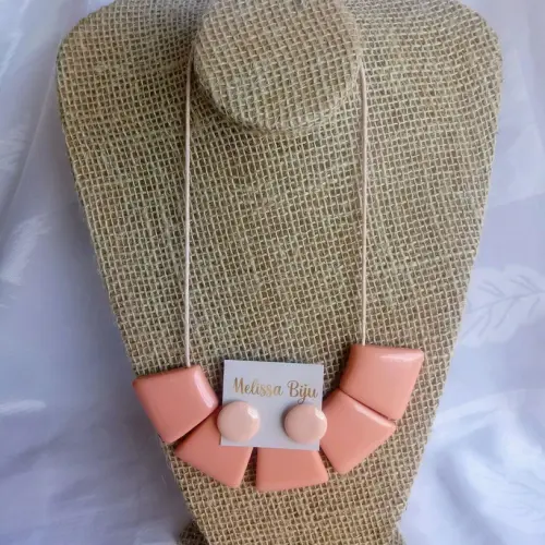 Colar de resina salmão