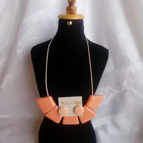 Colar de resina salmão