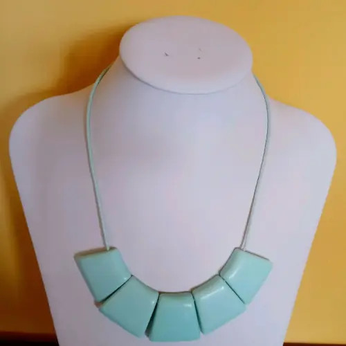 Colar de resina verde claro