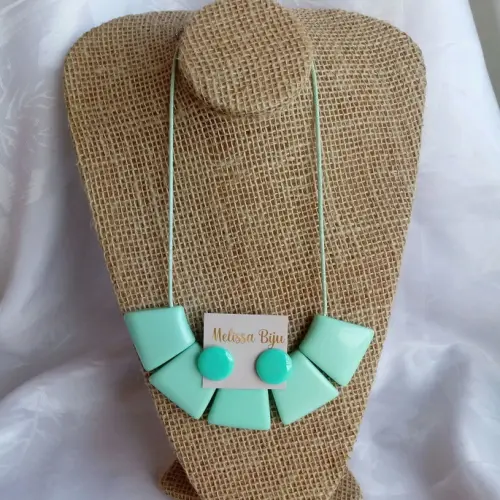 Colar de resina verde claro