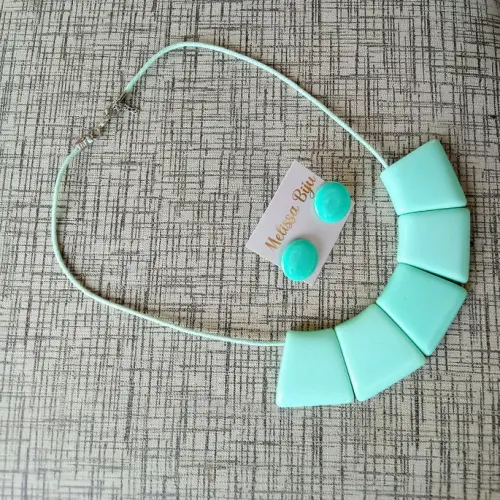 Colar de resina verde claro