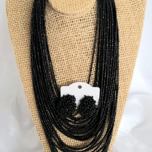 Colar de miçangas preto com brincos