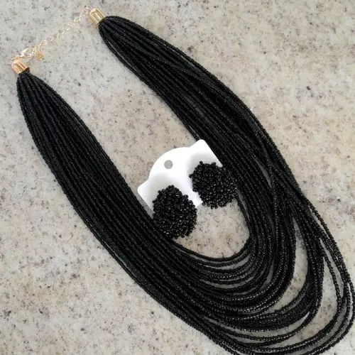 Colar de miçangas preto com brincos