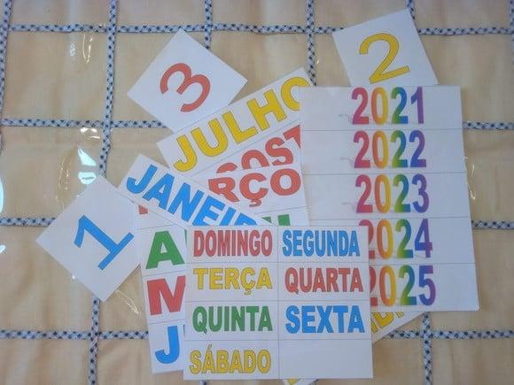 Calendário Permanente, em tecido, com Janelinha do Tempo