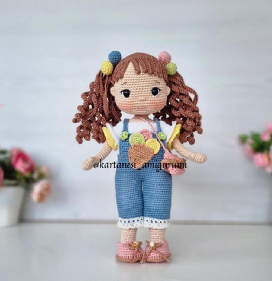 Receita Amigurumi Boneca Jardineira
