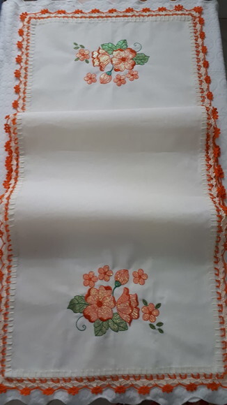 Caminho de Mesa com Bordado e Acabamento em Crochê-150x46cm