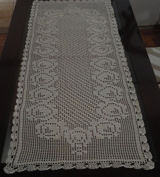 Caminho de Mesa em Crochê rosas
