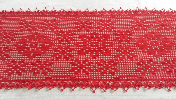 Caminho de mesa em crochê Linea