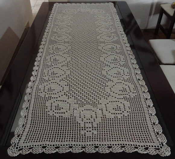 Caminho de Mesa em Crochê rosas