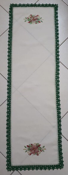 Caminho de Mesa Bordado e Acabamento em Crochê Flor de Natal