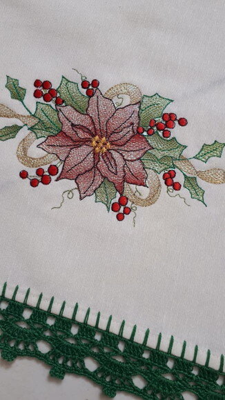 Caminho de Mesa Bordado e Acabamento em Crochê Flor de Natal
