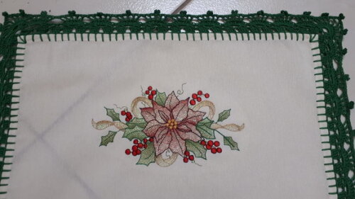 Caminho de Mesa Bordado e Acabamento em Crochê Flor de Natal