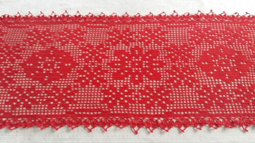 Caminho de mesa em crochê Linea
