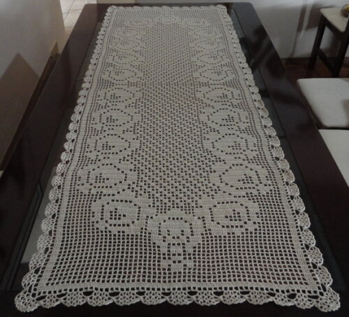 Caminho de Mesa em Crochê rosas