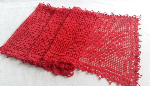 Caminho de mesa em crochê Linea