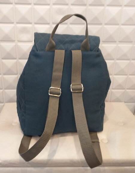 Mochila em lona com matelassê