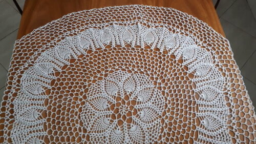 Toalha de Mesa Redonda de Crochê - 110 cm Diâmetro