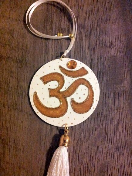 Amuleto Om Dourado com Branco