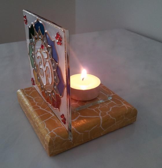 Luminária Vitral Om com Uso de Vela