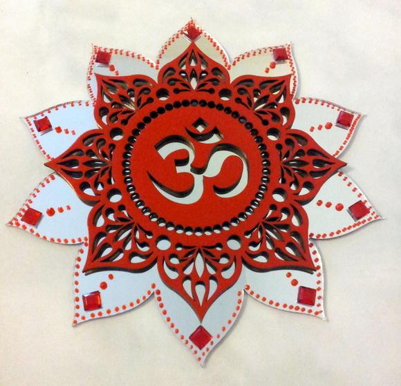 Mandala Om Vermelho em Acrílico Espelhado e mdf 20cm